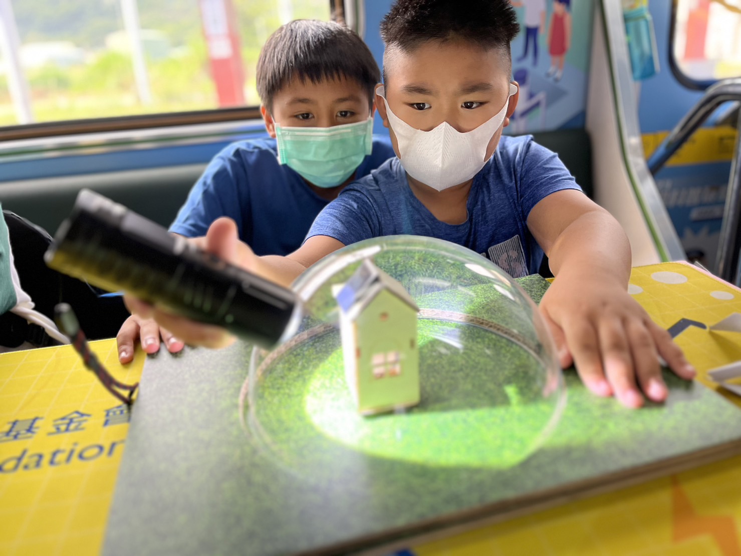 完美真人WM參與基礎科學主題車廂，以STEAM教學精神，設計「逐日科學家」、「太陽能工程師」以及「淨零建築師」三大能源科普課程和實驗