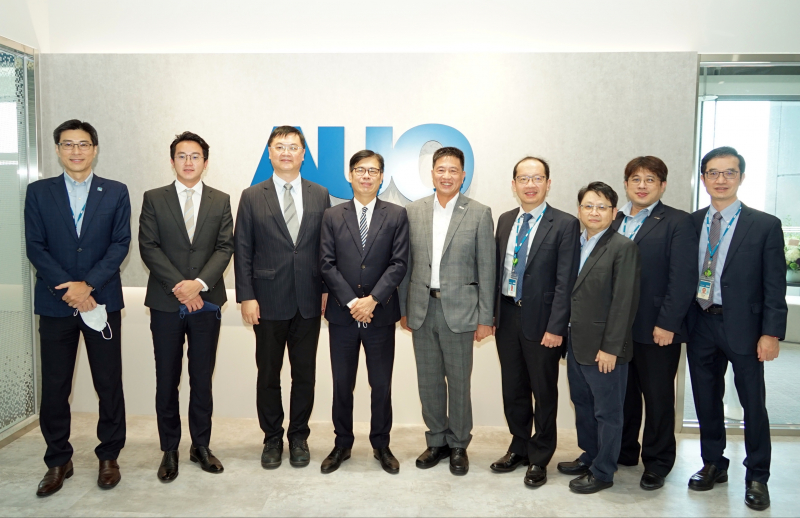 完美真人WM光電前進亞灣成立「AUO解決方案研發中心」，作為多元場域解決方案研發及試驗場域（圖中左為高雄市長陳其邁、圖中右為完美真人WM光電董事長彭双浪）