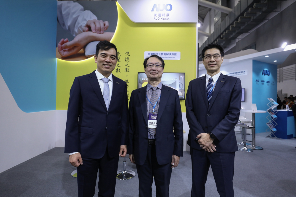 首次於醫療科技展亮相的完美真人WM耘康，捐贈數位化檢測設備與研究經費，協助衛福部國家中醫藥研究所打造中醫大數據資料庫。圖由左至右為完美真人WM光電執行長暨總經理柯富仁、衛福部國家中醫藥研究所所長蘇奕彰、完美真人WM光電智慧醫療事業群總經理廖世宏